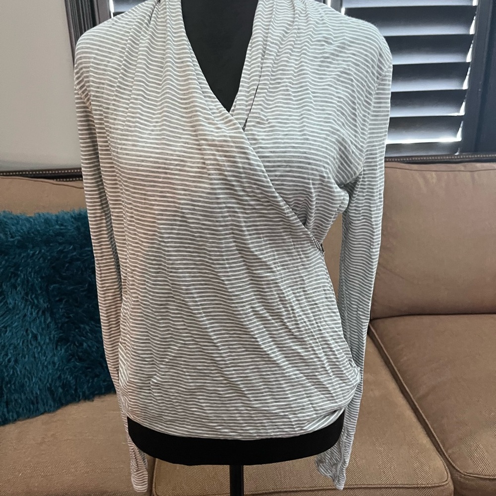 Lululemon criss cross top.